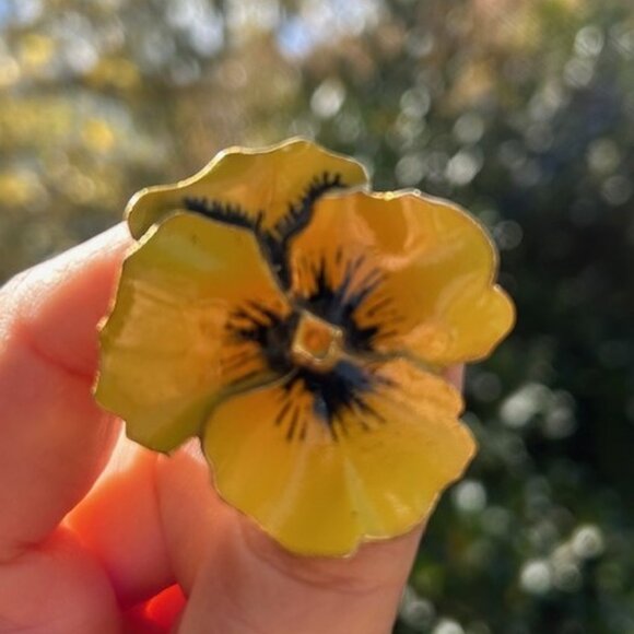 PANSY Flower Yellow Enamel 3-D BROOCH - Picture 4 of 6